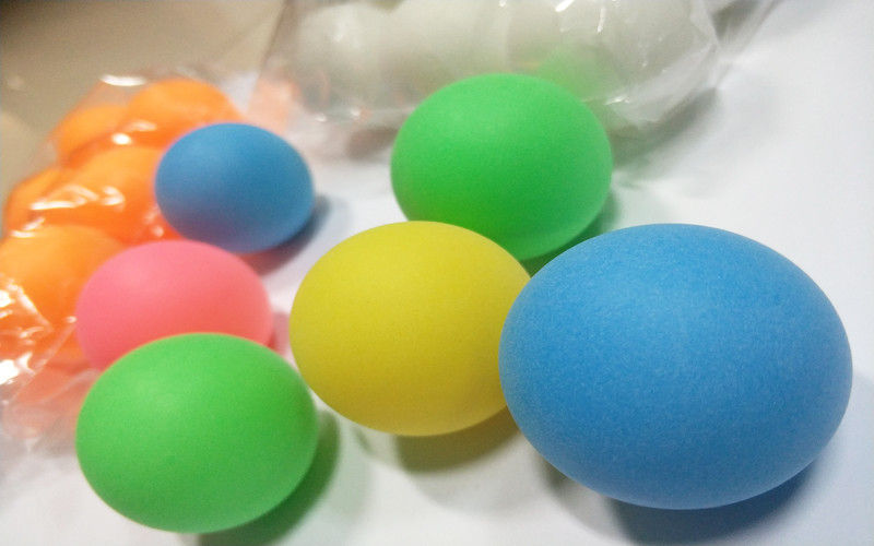 Bolas de ping-pong de encargo coloreadas polivinílicas materiales del ABS los 40+MM para el entretenimiento